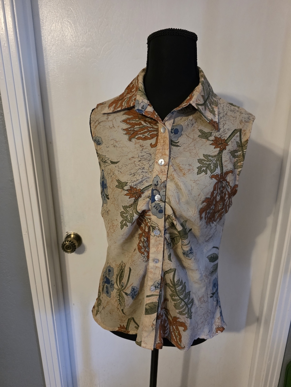 Hello Dolly Sleeveless Floral Button-Up Blouse In Cream, Rust & Blue Size L